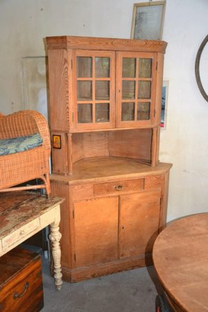 Eckschrank um 1900